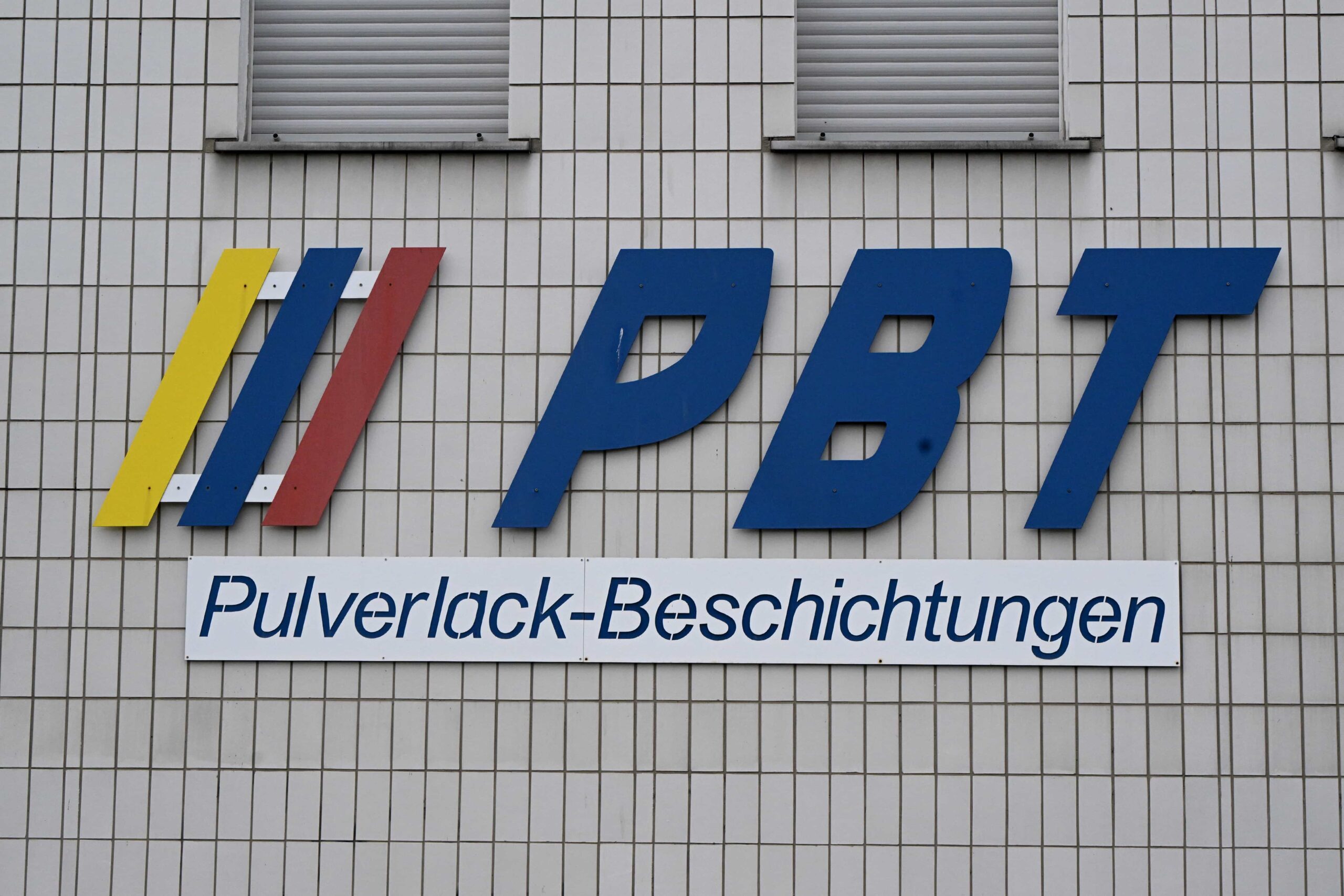 Pulverbeschichtung. Logo von der Firma zu sehen. Firma PBT GmbH