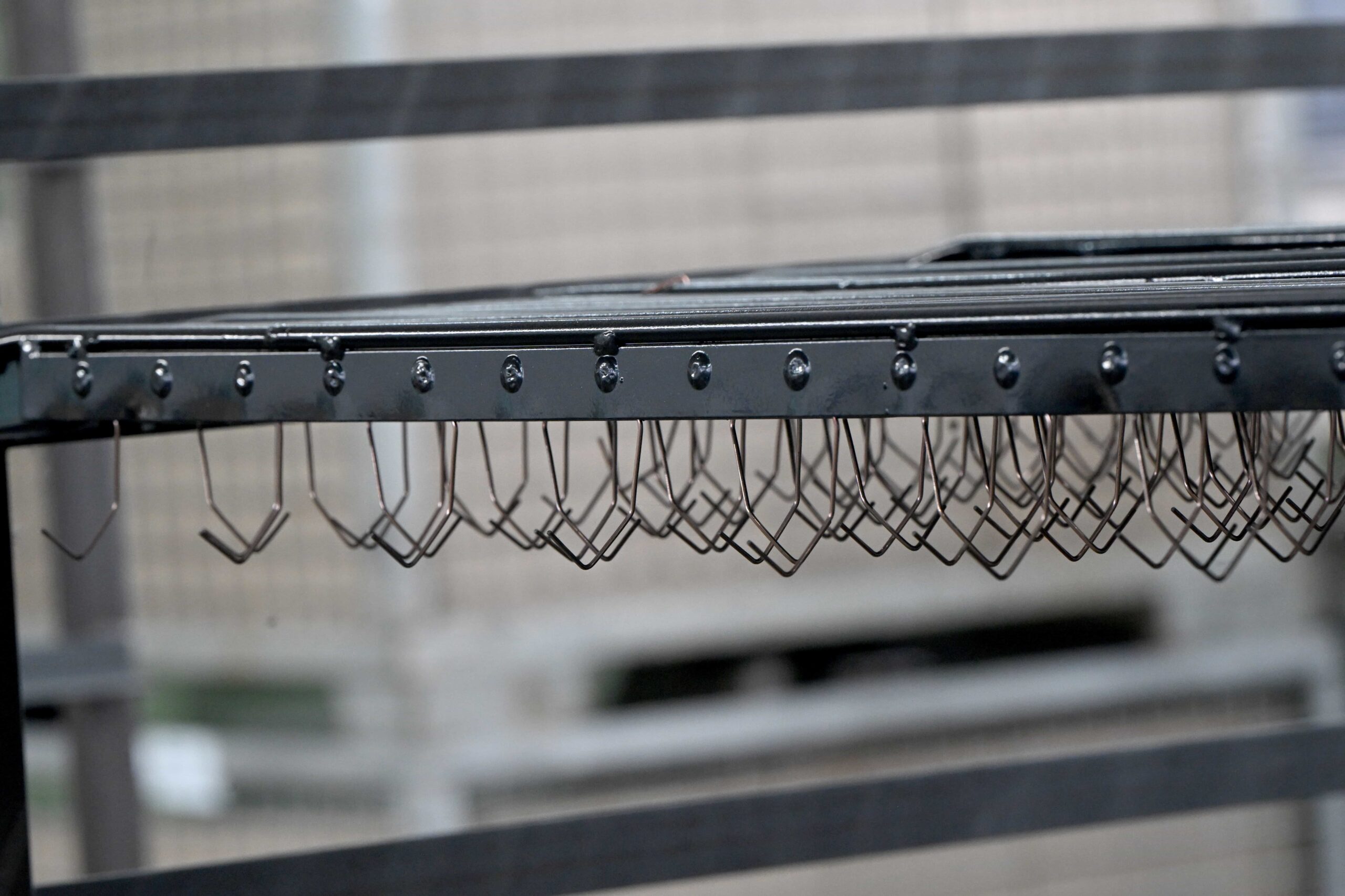 Schritt für Schritt: Von der Beratung bis zur Pulverbeschichtung. Haken sind zu sehen